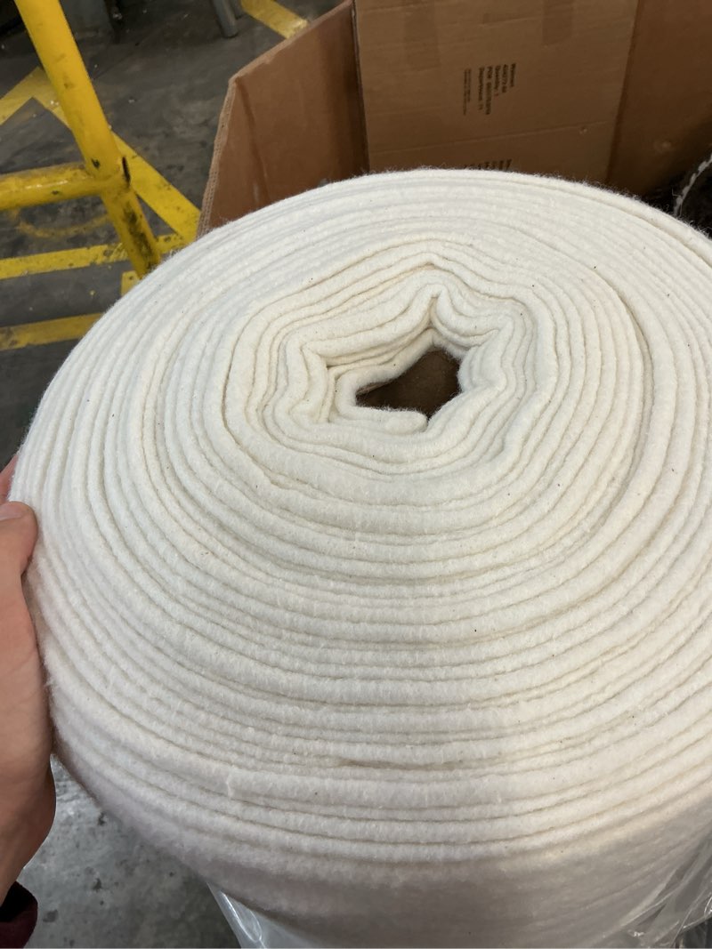 Condition photo showing New/Like New for pellon white cotton quilting batting 96" x 9 yards by the bolt