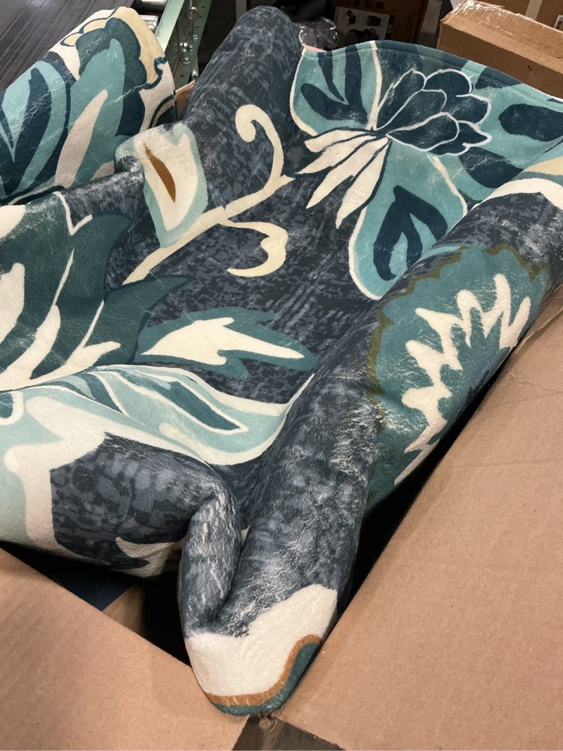 Condition photo showing Good Condition for Beeiva Floral Area Rug for Bedroom, 4x6 Rug Paisley Vintage Blue Rug for Bedroom Ultra Thin Living Room Area Rug, Non Slip Machine Washable Area Rugs for Entryway Bathroom