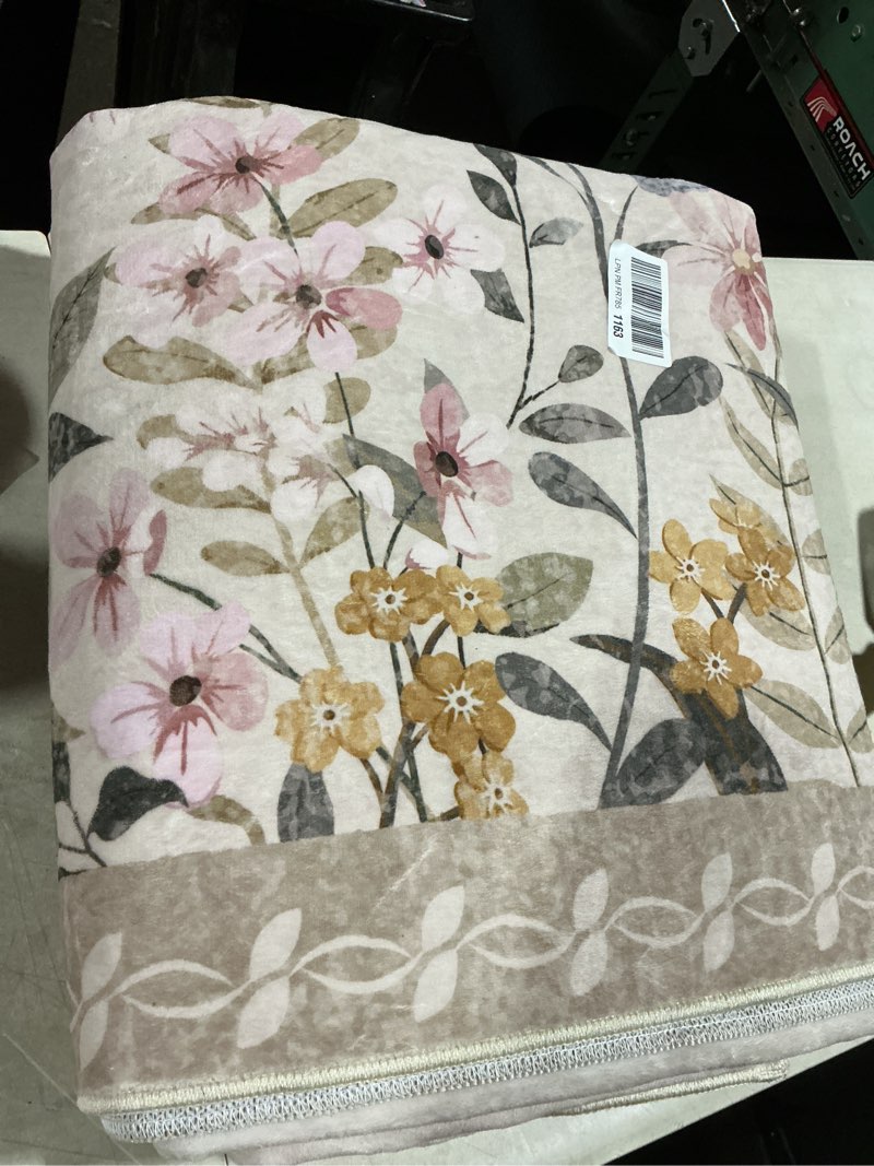 Condition photo showing Good Condition for wonnitar washable 6x9 area rugs, large living room rug, non-slip soft floral rugs for bedroom, botanical area rug carpet for dining room guest room (beige,6'x9') 6' x 9' (rectangular) beige