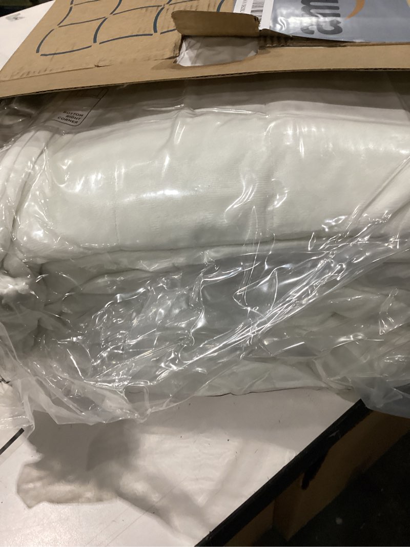 Condition photo showing New/Like New for Bedsure Velvet Quilt Queen Size Set - Lightweight Velvet Comforter Queen, Luxury Bedspread Coverlet, Ultra-Soft Bedding Set with 2 Pillow Shams for All Season, 90"x96", Cream White 06 - Cream White Full/Queen