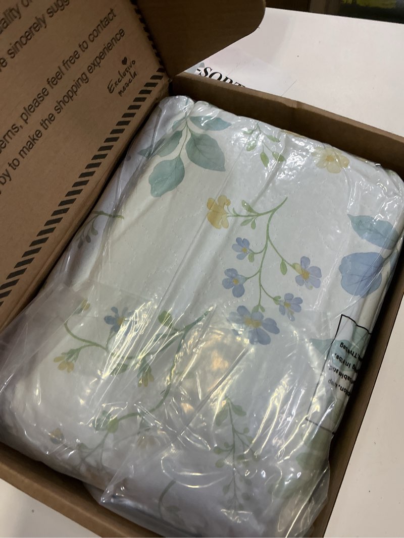 Condition photo showing New/Like New for exclusivo mezcla floral quilt king size, white king size quilt bedding set with chic vintage garden pattern, reversible lightweight spring bedspreads coverlets bed cover for all seasons (104"x96") white king (104''x96'')