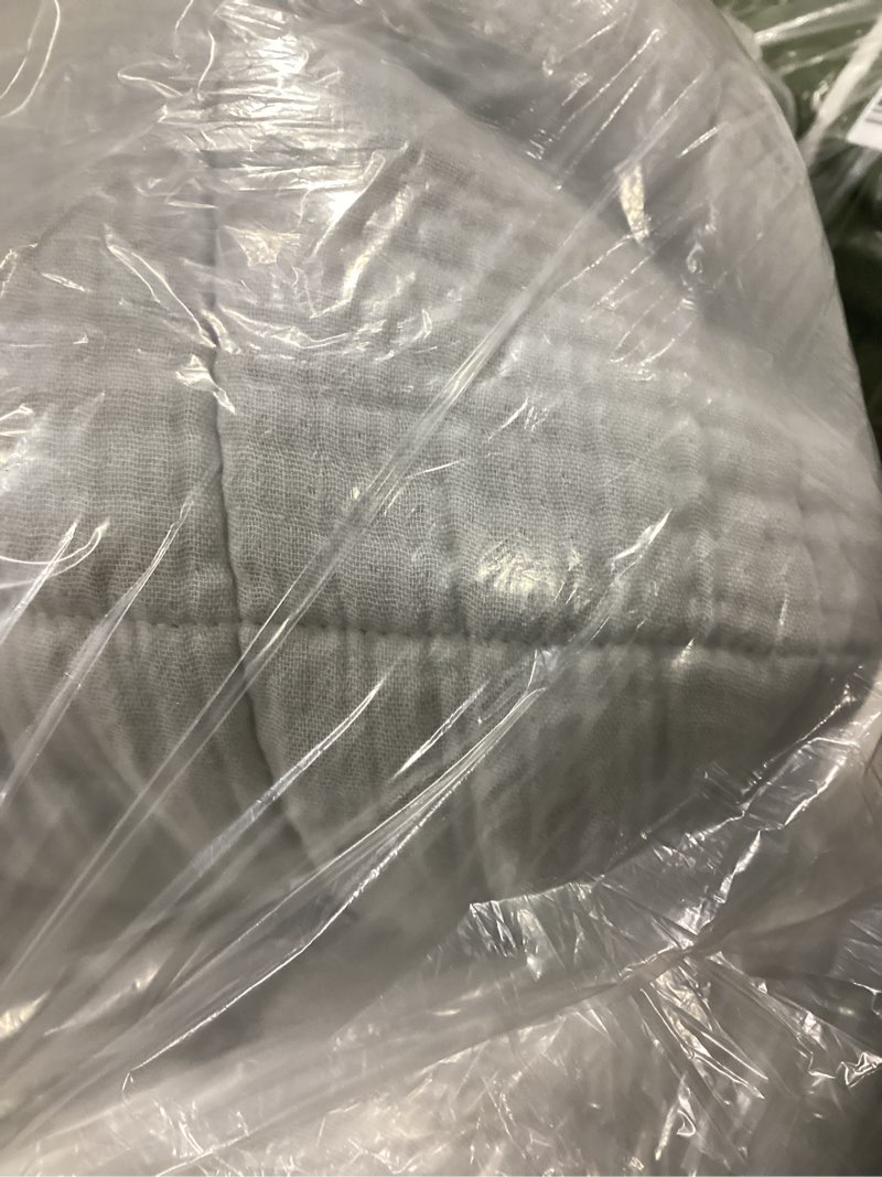 Condition photo showing Good Condition for grey box quilt set quince