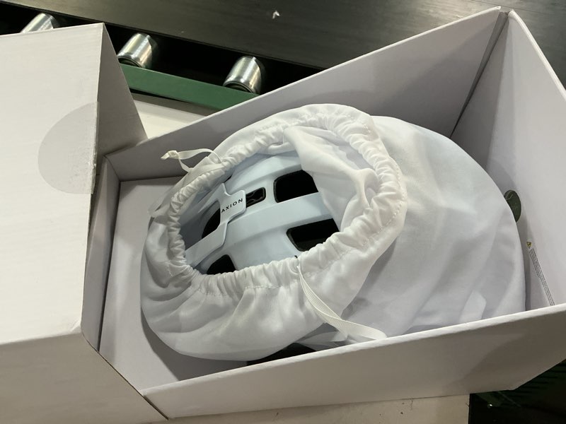 Condition photo showing New/Like New for xs 48-52 axion hydrogen white matt