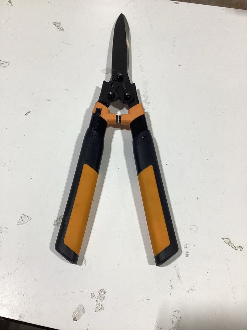 Condition photo showing Good Condition for fiskars 10-in standard hedge shears