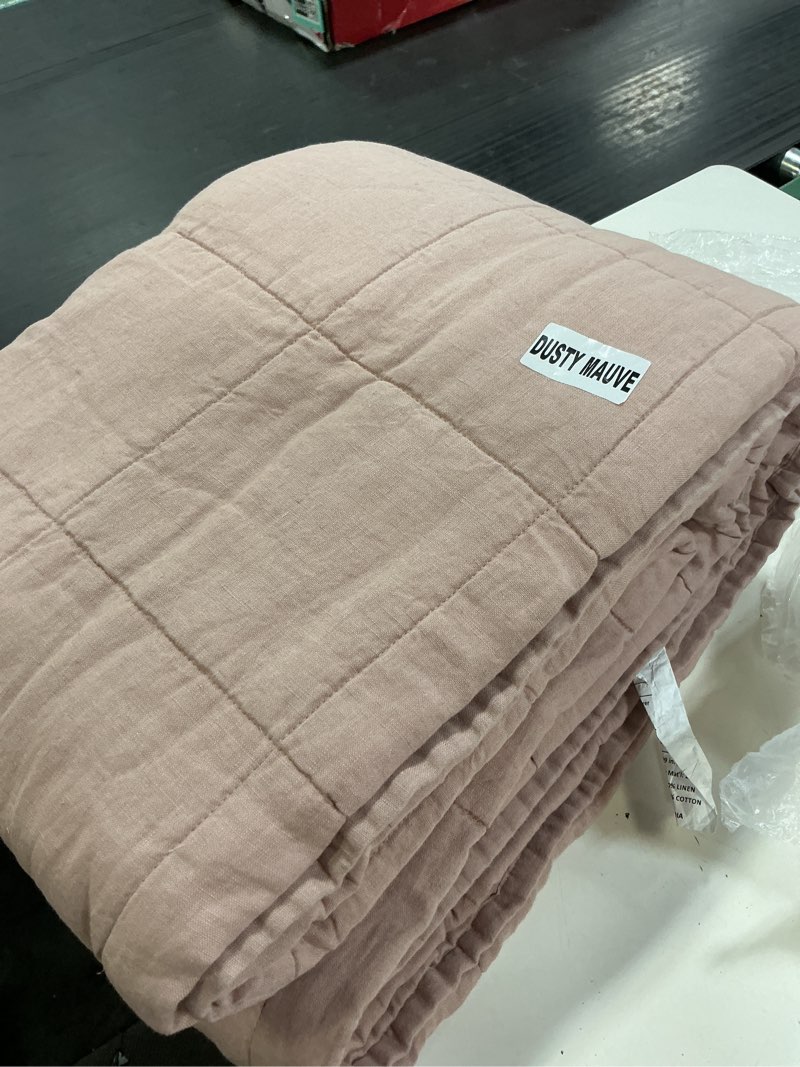 Condition photo showing Good Condition for european linen box quilt dusty mauve king/calking 