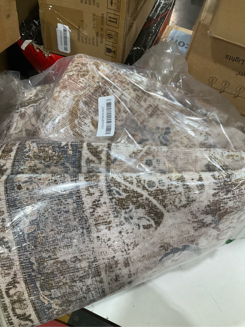 Condition photo showing Good Condition for decorative area rug