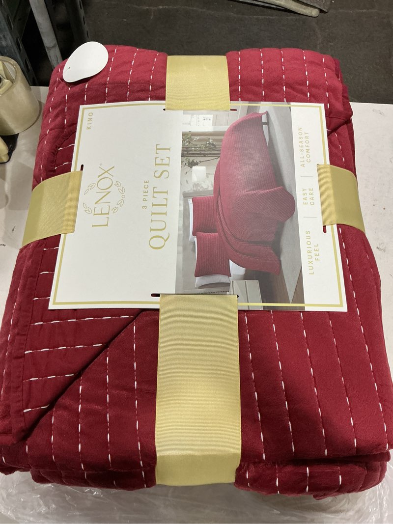Condition photo showing New/Like New for lenox 3-piece polyester holiday patterened quilt set, king