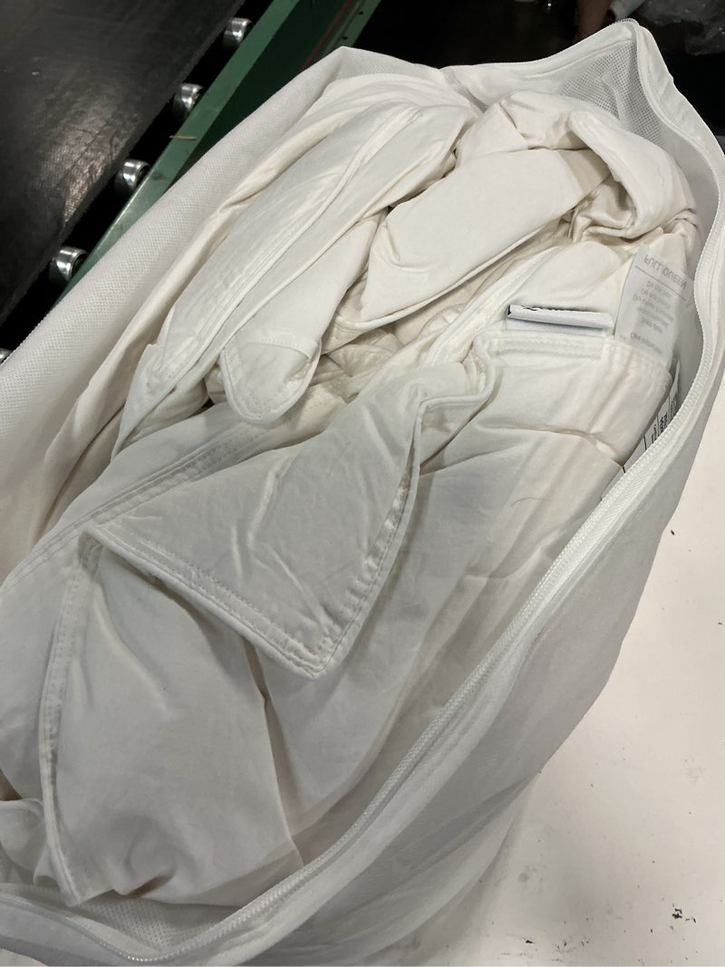 Condition photo showing New/Like New for quince premium down comforter full/queen all season