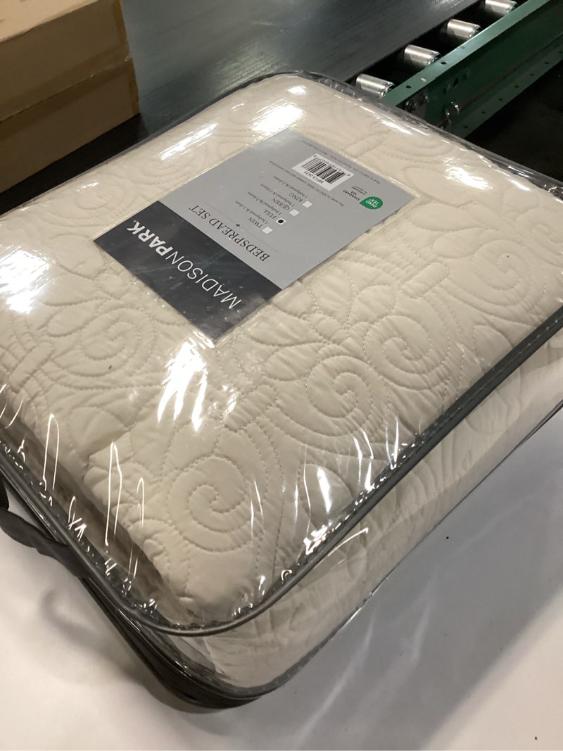 Condition photo showing New/Like New for Madison Park Quebec Full Size Quilt Bedding Set - Ivory , Damask – 3 Piece Bedding Quilt Coverlets – Ultra Soft Microfiber Bed Quilts Quilted Coverlet Cream Full