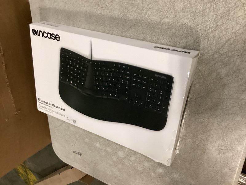 Condition photo showing New/Like New for incase wired ergonomic keyboard – designed by microsoft – refined ergonomic design, built-in shortcuts keys, layered palm rest for wrist support, integrated number pad – french canadian layout