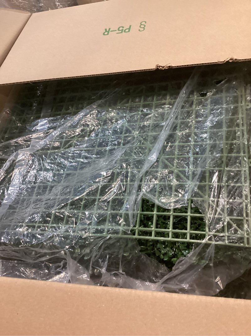 Condition photo showing Good Condition for Outsunny 12PCs Grass Wall Panels, 20" x 20" Artificial Grass Wall Decor, Greenery Backdrop Panels Wall for Outdoor, Indoor, Garden, Fence, Backyard, Dark Green Dark Green 20" x 20"