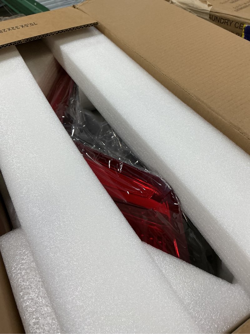 Condition photo showing New/Like New for silscvtt replacement for 2017-2021 xt5 tail light lamp brake rear right passenger side outer gm2805125 right side