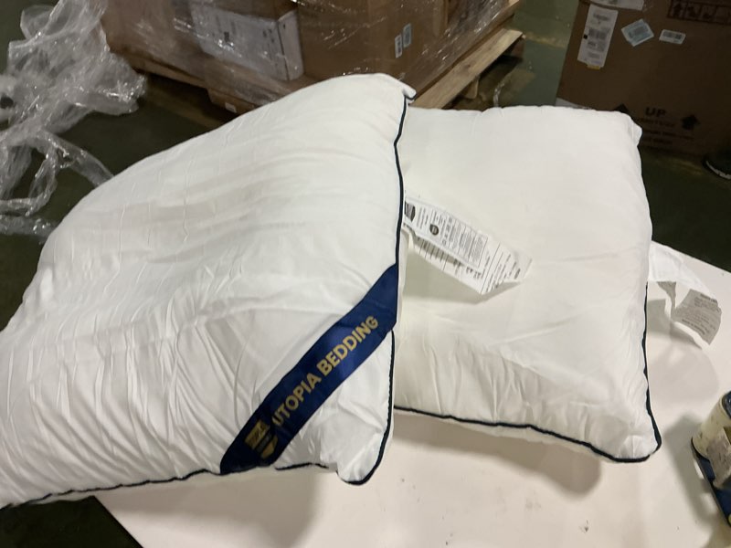 Condition photo showing Good Condition for Utopia Bedding Throw Pillow Inserts (Pack of 2, White), 22 x 22 Inches Decorative Indoor Pillows for Sofa, Bed, Couch, Cushion Sham Stuffer 22x22 Inch 2