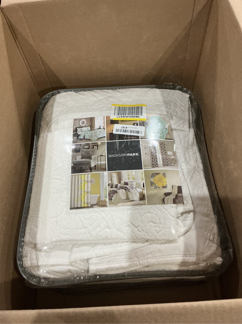 Condition photo showing Good Condition for madison park quebec reversible quilt set damask design, double sided stitching all season, lightweight bedspread bedding set, matching sham, white, oversized king(120"x118") 3 piece white king