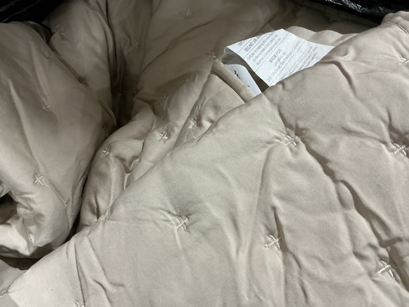 Condition photo showing Good Condition for bamboo dream quilt, king/calking, beige