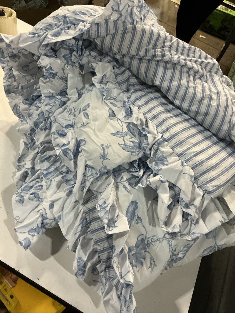 Condition photo showing Good Condition for 1pcs madison park essentials adele comforter with decorative twin