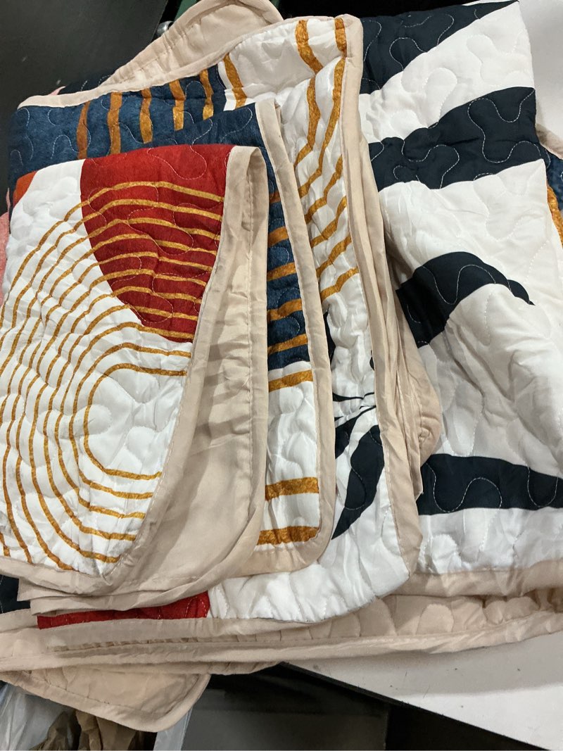 Condition photo showing Good Condition for 3pcs fashion quilted bedspread set 1 bedspread 2 pillowcases queen