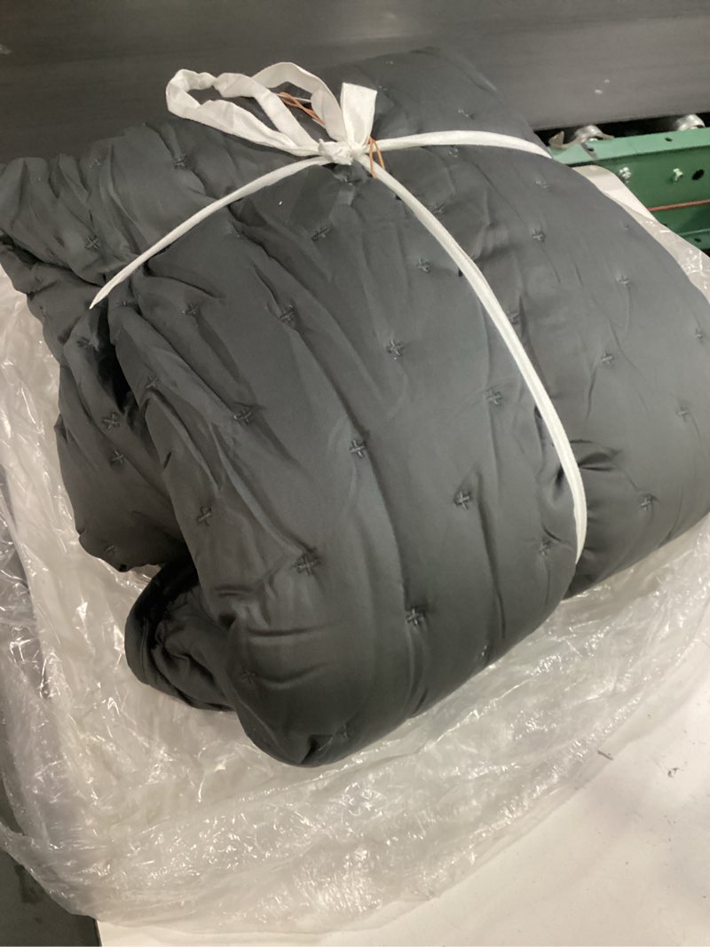 Condition photo showing Good Condition for bamboo dream quilt king gray (quince)