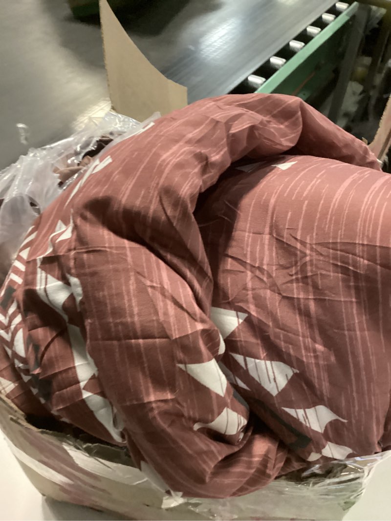 Condition photo showing Good Condition for Erosebridal Rustic Boho Bedding Set Western Aztec Comforter Set Queen,Ethnic Tribe Arrow Aztec Quilt Southwestern Country Bohemian Decor Down Comforter,Red Red Queen