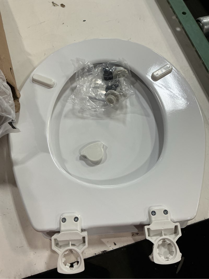 Condition photo showing New/Like New for bemis 500ec 390 toilet seat with easy clean & change hinges, 1 pack round, cotton white