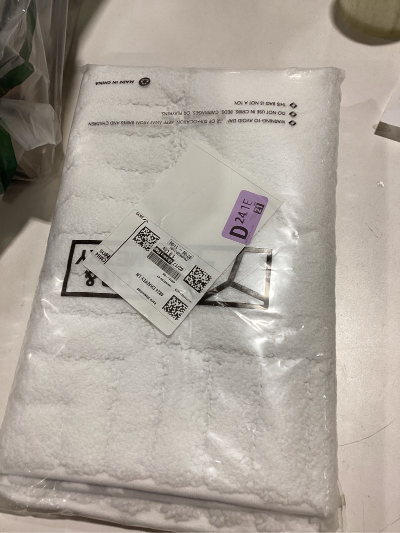 Condition photo showing Good Condition for Color&Geometry Standard Sized Bath Rugs Non Slip Washable, 20"x31.5" Absorbent White Bathroom Rugs, Soft Bath Mats for Bathroom Floor, Shower, Bathtub, Laundry 20"x32" White