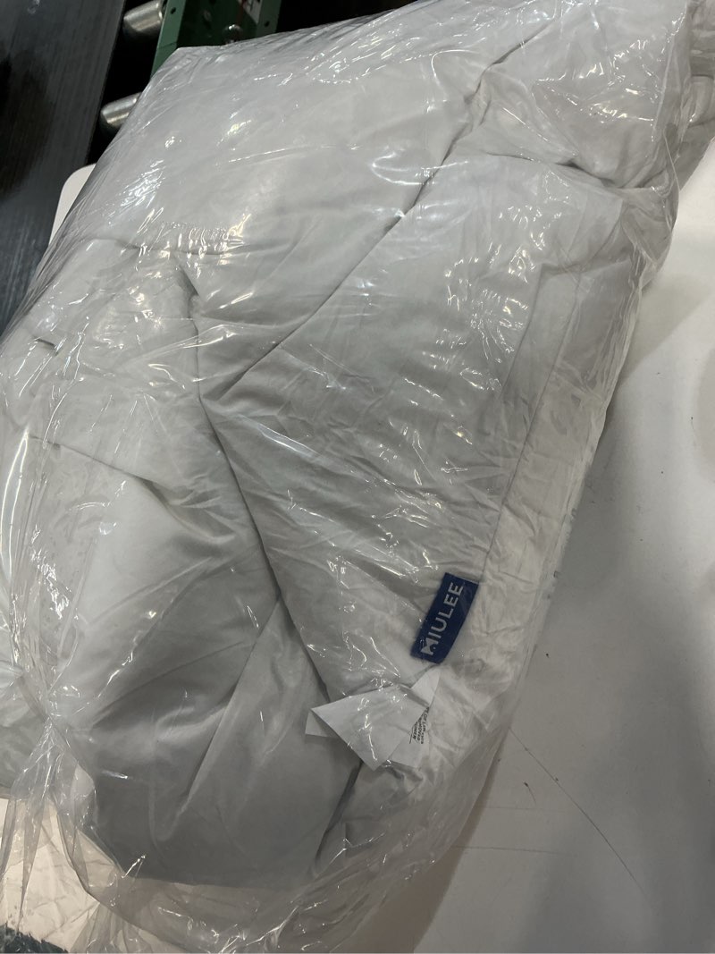 Condition photo showing Good Condition for Similar MIULEE 26x26 Euro Pillow Inserts,Set of 2 Down Feather Throw Pillows for Couch Sofa Bed, Decorative Fluffy Throw Pillow Inserts Cotton Fabric,White 2 26x26 Inch