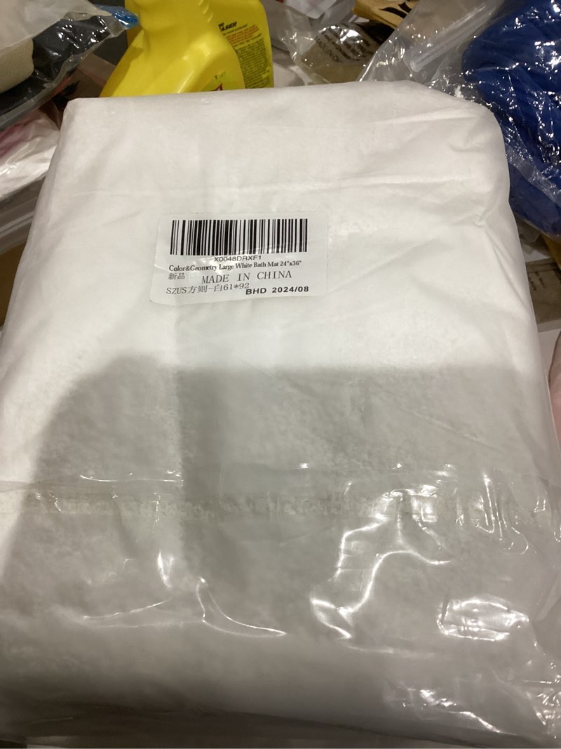 Condition photo showing New/Like New for Color&Geometry White Bathroom Rugs Non Slip Large Bath Rugs Absorbent 24"x36",Washable Bath Mat Quick Dry, Upgraded Premium Microfiber Plush for Bathroom Bathtub and Shower Floor,Laundry White-half Square 24"x36"