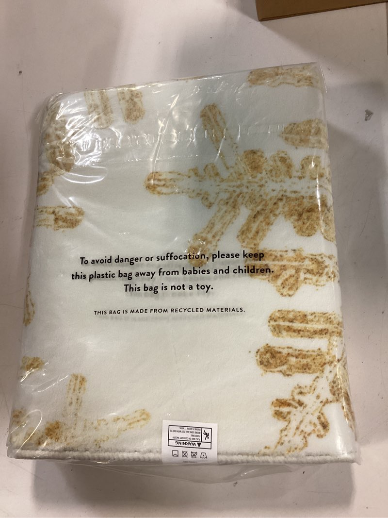 Condition photo showing New/Like New for Lahome Snowflake Christmas Runner Rug, 2x6 Non Slip Christmas Rug Runners for Hallways Non Skid Washable Runner Rug Holiday Decor Carpet Runner for Kitchen Bedroom Laundry(2x6ft,Gold) Gold 2' x 6' (Rectangular)