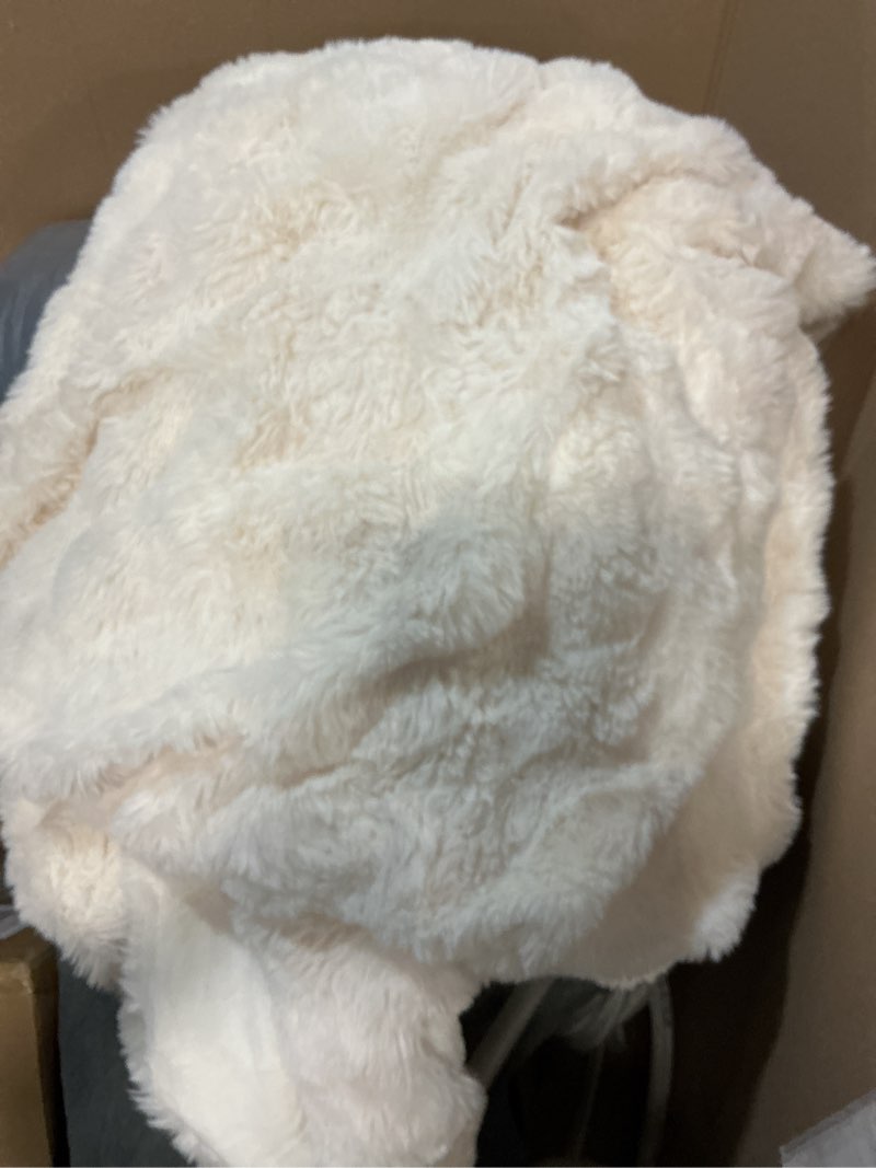 Condition photo showing Good Condition for Amélie Home Faux Fur Throw Blanket for Bed, Ultra Soft Fuzzy Plush Bubble Blanket for Bedroom & Bed Decor, 108"x90", Cream White Cream White 108" x 90"