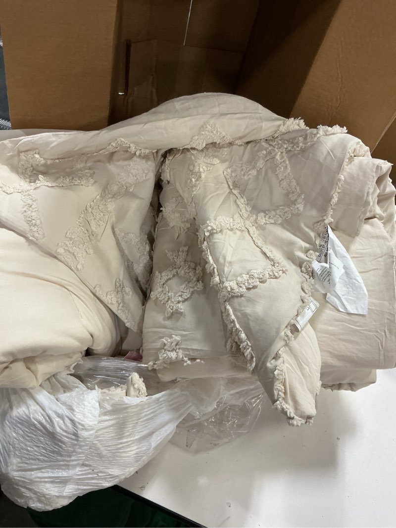 Condition photo showing Good Condition for Zzlpp Queen Comforter Set 7 Pieces, Beige Bed in a Bag Queen Size, Tufted Boho Bedding Set with 1 Comforter, 2 Pillow Shams, 2 Pillowcases, 1 Flat Sheet, 1 Fitted Sheet 01 - Beige Queen