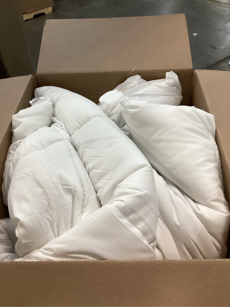Condition photo showing As Is for Amazon Basics White Down Alternative Comforter and Duvet Insert with Corner Tabs (Twin, Warm) Twin Warm