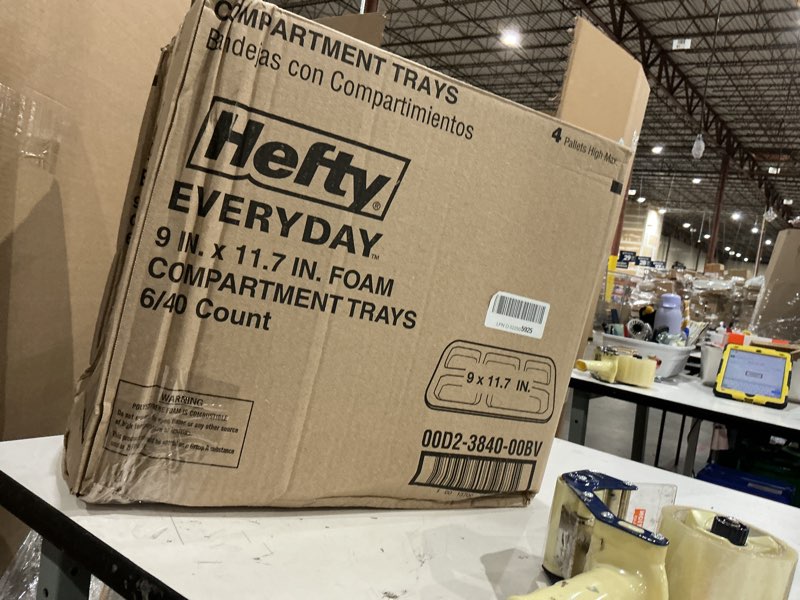 Condition photo showing New/Like New for hefty everyday soak-proof foam compartment tray, white, 9 x 11 inch, 40 count 40 count (pack of 6) compartment tray