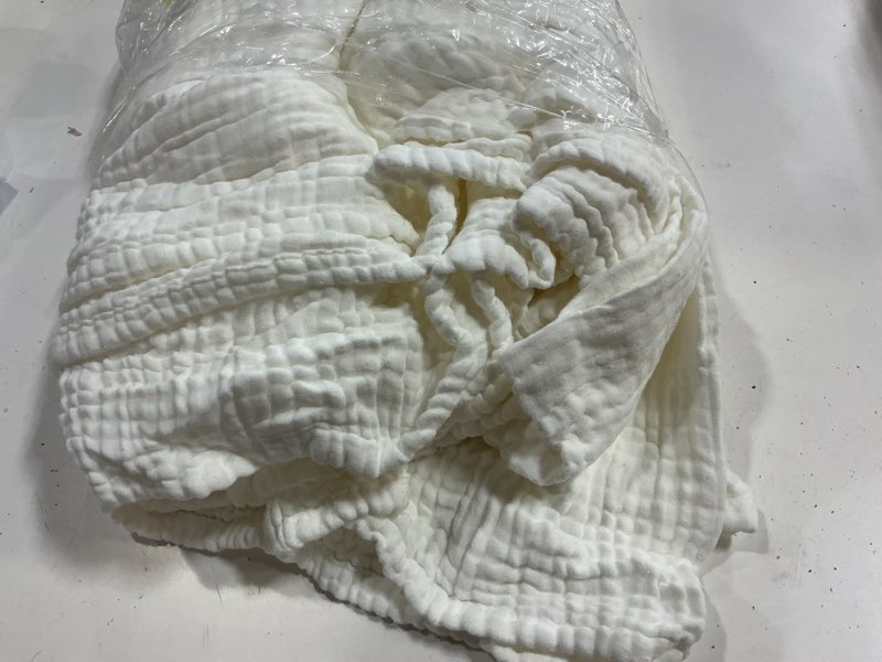Condition photo showing Good Condition for bedsure cooling muslin blanket king size, 4-layer summer gauze blanket for adults, 55% rayon derived from bamboo & 45% cotton, breathable lightweight soft for hot sleepers, white, 104x90 inches 02 - white king (104" x 90")