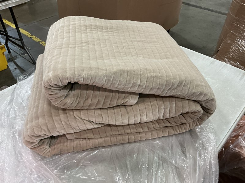 Condition photo showing Good Condition for cotton velvet channel quilt full/queen 88” x 92”