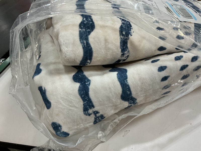 Condition photo showing Good Condition for Nakagishi Area Rugs 8x10 Living Room: Washable Boho Large Neutral Soft Farmhouse Rug Stain Resistant Modern Moroccan Non-Slip Indoor Carpet for Bedroom Nursery Kids Playroom Office Dining Room- Navy Dark Blue 8' x 10' (Rectangular)