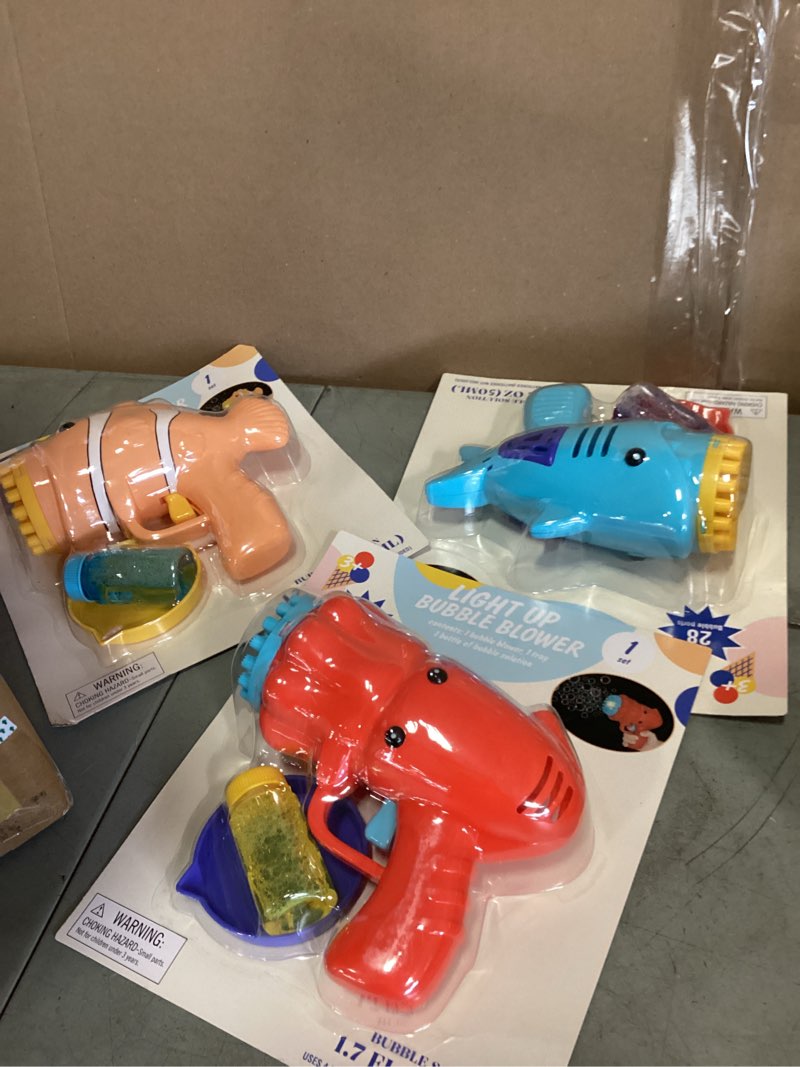 Assored light up bubble blower contents 1 buttle of bubble solution 1set 3Colors of different diceños pack of 12