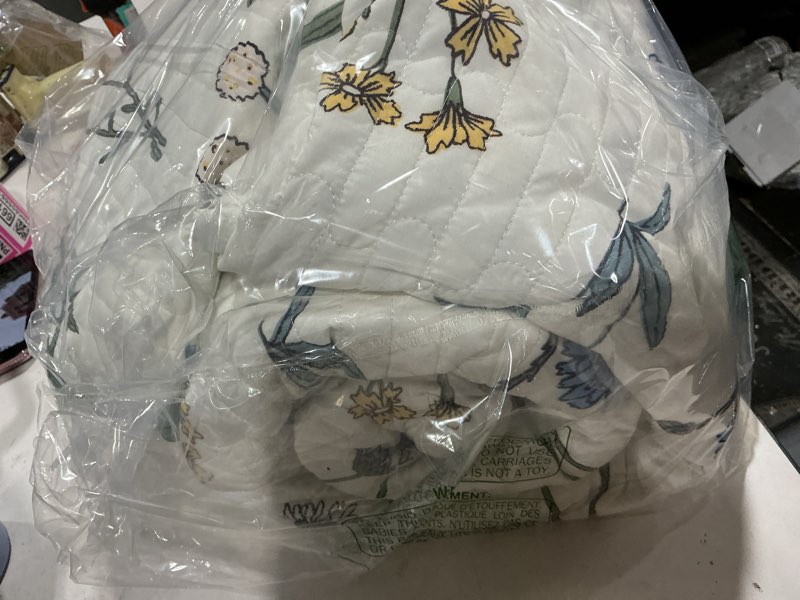 Condition photo showing Good Condition for bedsure floral quilt king size - reversible white floral comforter, spring lightweight bedspread quilt bedding, soft microfiber coverlet for all seasons (106"x96") | floral, spring, reversible, ultra soft, lightweight 06 - coconut white king (106" x 96")
