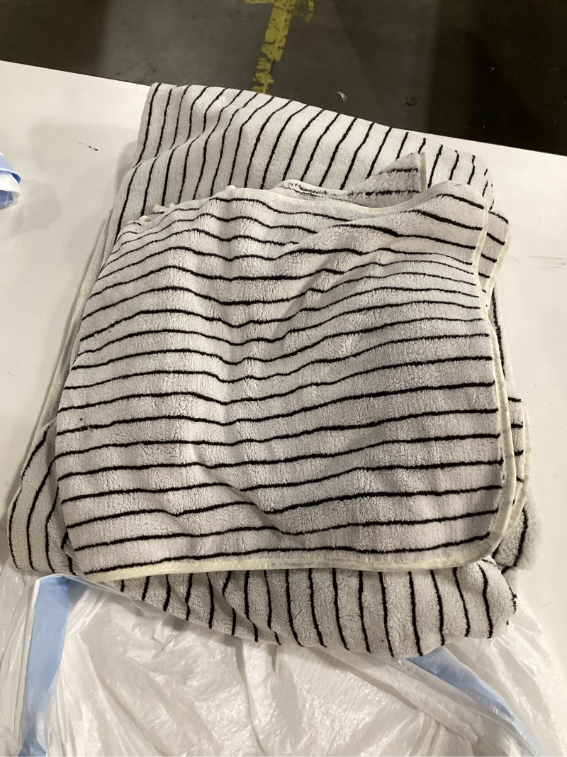 Condition photo showing As Is for 6 Pcs Oversized Bath Towels for Adults 35x70 Inches Black & White Striped Extra Large Bath Towel Sets Bathroom Sheets Jumbo Shower Towels Quick Dry Absorbent Soft Microfiber for Women Men