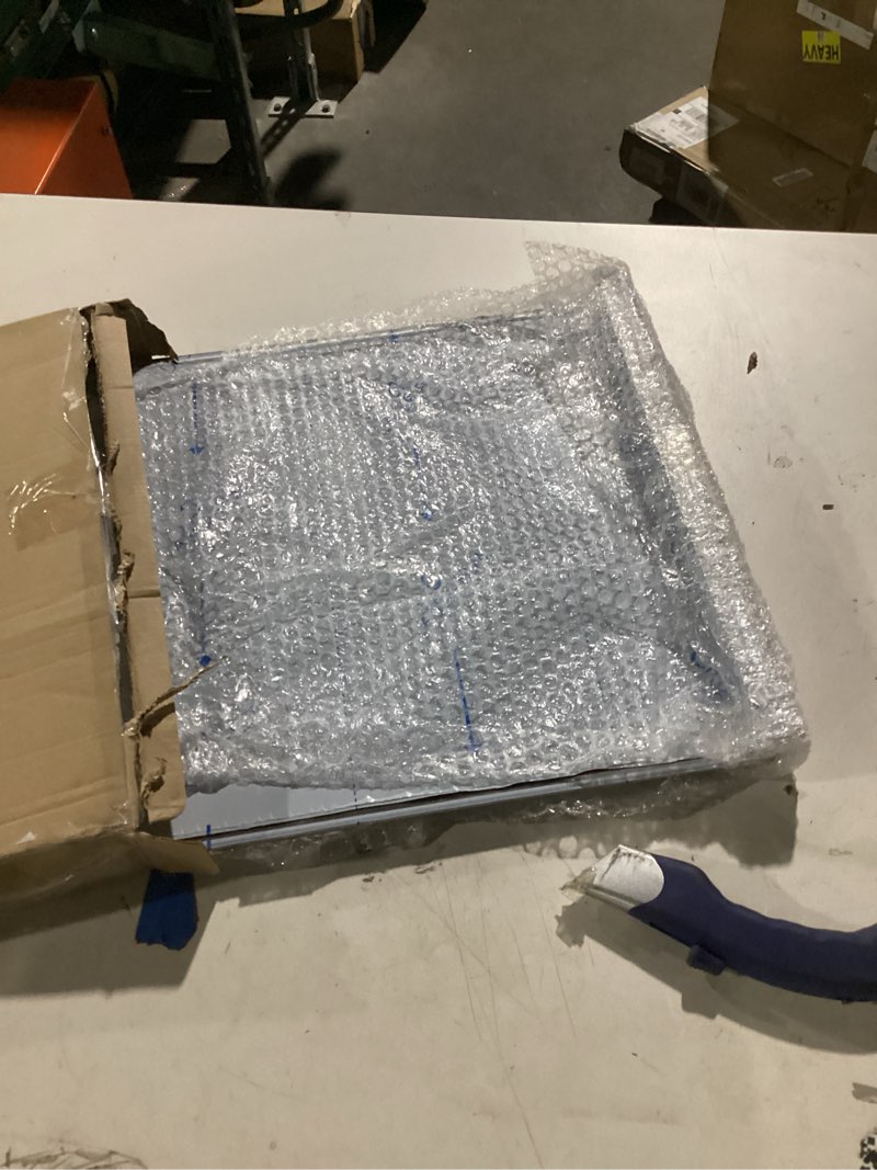 Condition photo showing Good Condition for Commercial Deep Fryer Features a Stainless Steel Inner Lid Measuring 22"L x 15.35"W to Prevent Spills, Making It Suitable for Commercial Kitchens and Fast-food Restaurants