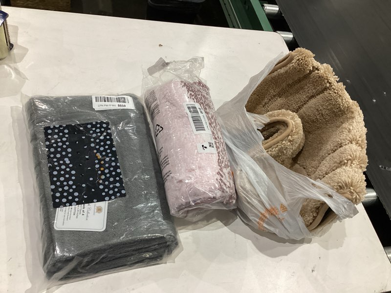 Condition photo showing Good Condition for assorted lot of bathroom accessories (towels, soap holders, loofahs, etc) 