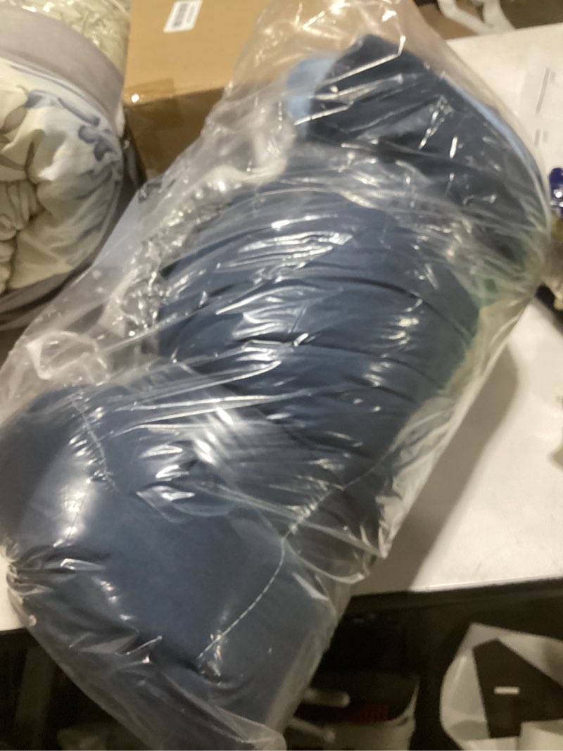 Condition photo showing Good Condition for Exclusivo Mezcla Lightweight Reversible Twin Size Comforter Set, Down Alternative Comforter with 1 Pillow Sham, Twin Size Bedding Set for All Seasons, Navy/Blue Navy/ Blue Twin