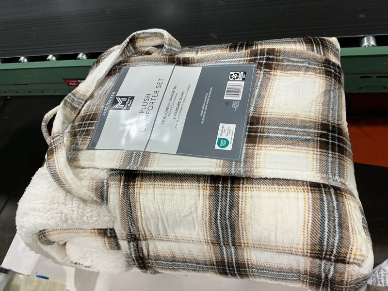 Condition photo showing Good Condition for member's mark 3-piece printed plush comforter set full/queen