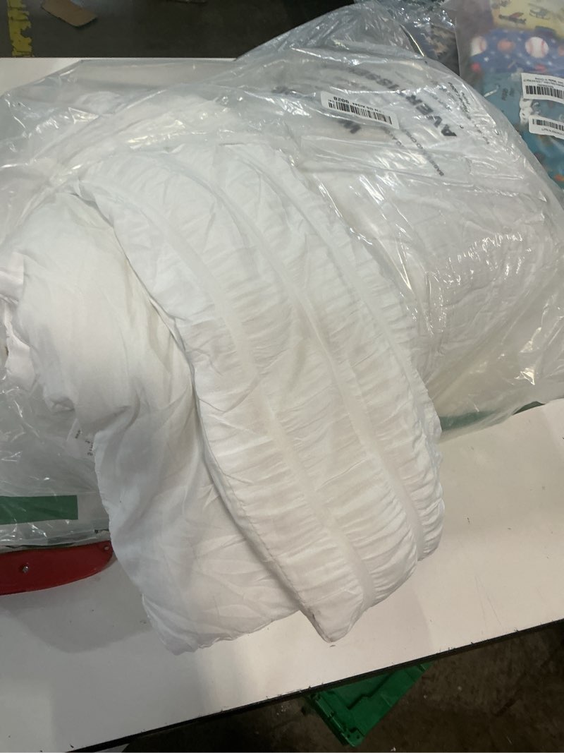 Condition photo showing Good Condition for quataly white comforter twin,seersucker lightweight bed set for all season,1 elegant comforter (68"x90") and 1 soft pillowcase (20"x30") 01white twin (68''*90'')