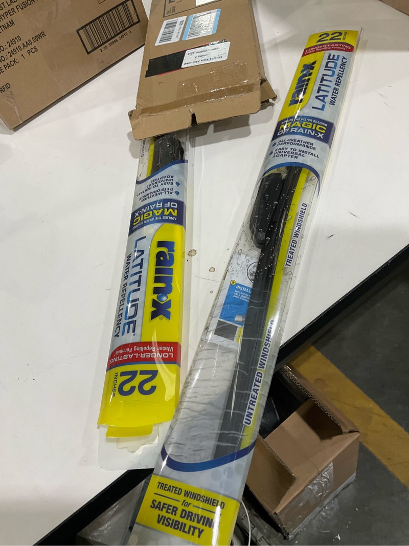 Condition photo showing Good Condition for Rain-X Latitude Water Repellency 22  2-in-1 Windshield Wiper Blade