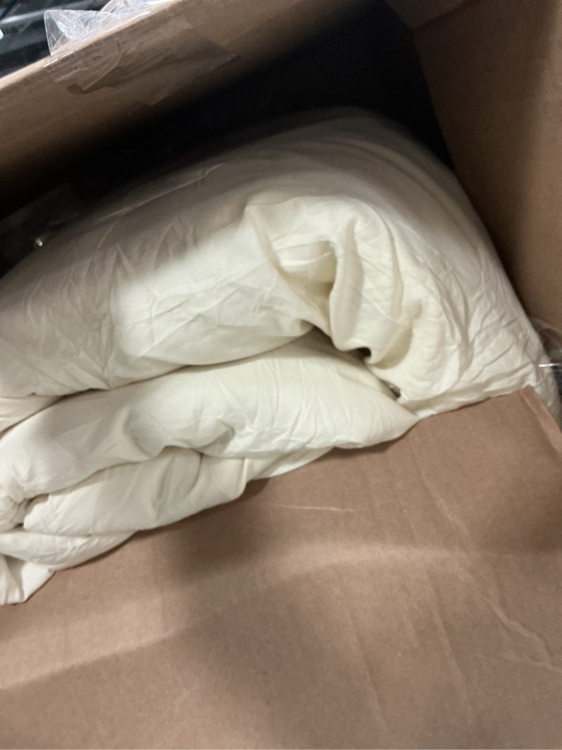 Condition photo showing As Is for zzlpp queen comforter set 7 pieces, pale yellow seersucker bed in a bag with comforter, 2 pillow shams, 2 pillowcases, 1 flat sheet, 1 fitted sheet pale yellow queen
