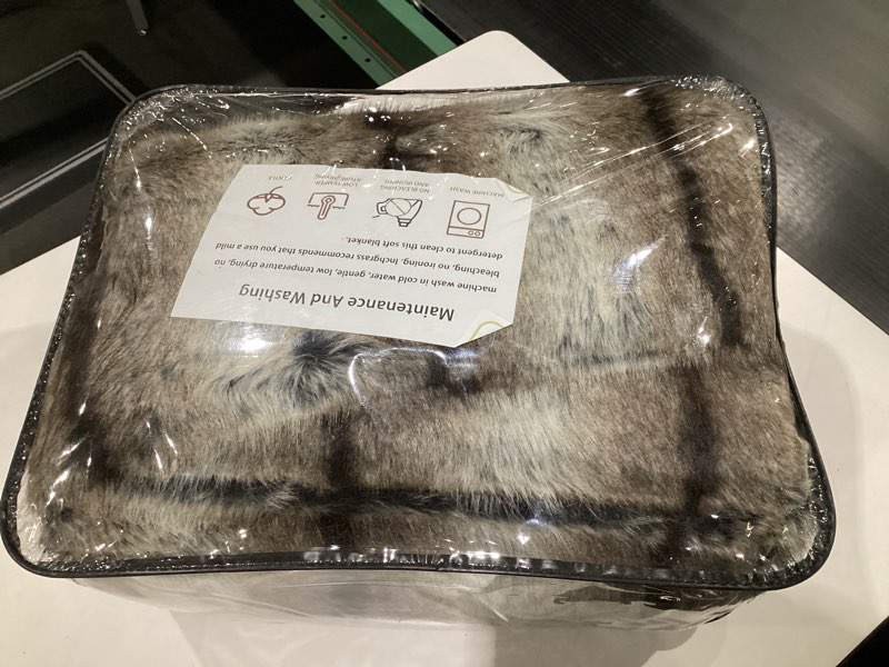 Condition photo showing New/Like New for INCHGRASS Faux Mink Fur Blanket Luxury Fur Throw Blanket Sofa Fluffy Blanket Super Warm Elegant Cozy Fuzzy Throw Blankets for Couch,Armchair and Bed Washable Plush Blankets 74"x60" Brown Throw Blanket Brown 74"x60"