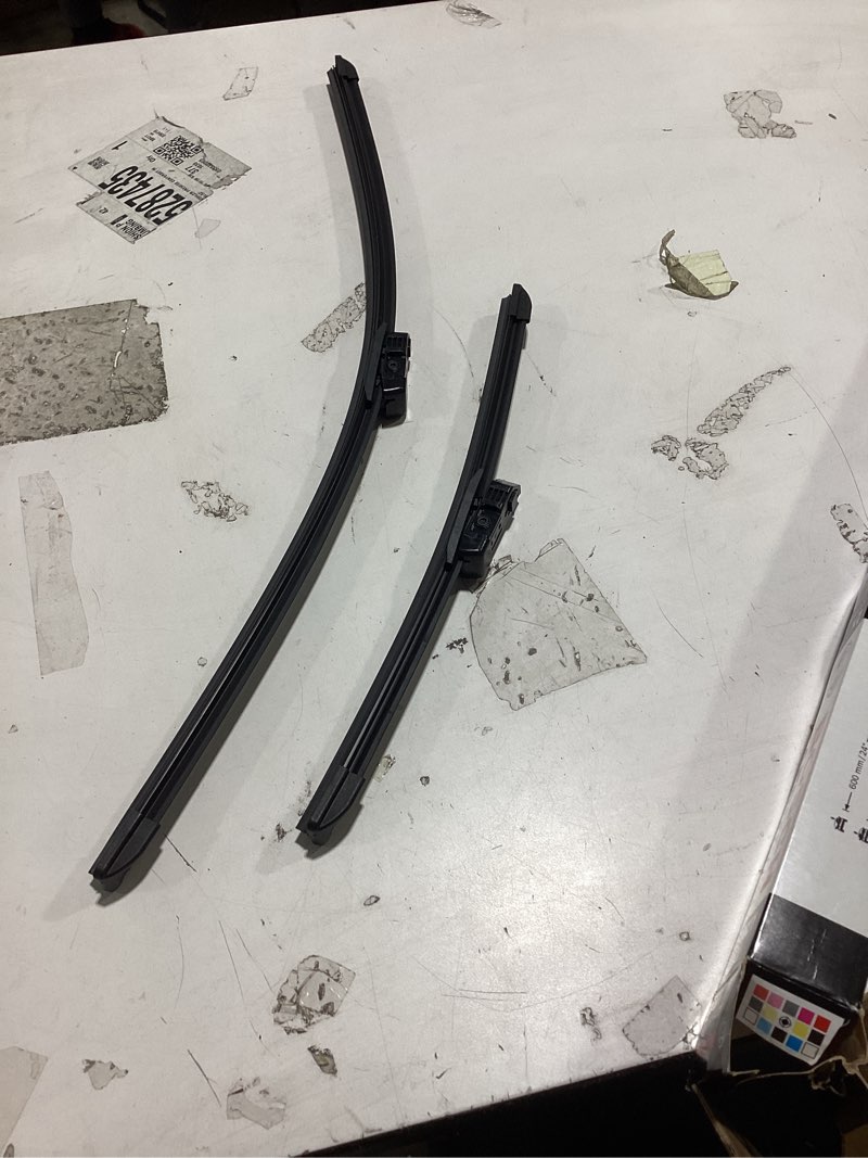 Condition photo showing As Is for bosch 3397007299 aerotwin oe replacement wiper blades driver & passenger side - set of 2 (24" & 14")