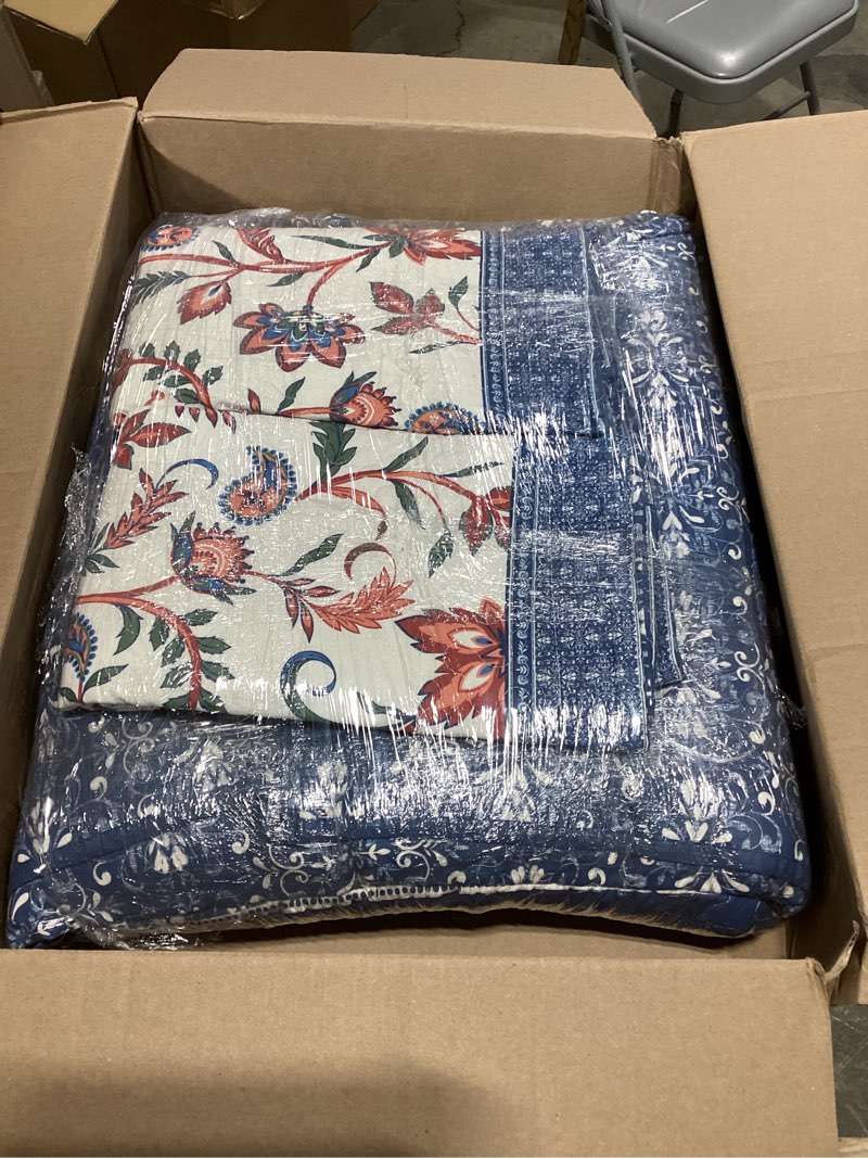Condition photo showing Good Condition for oversized queen bedspread