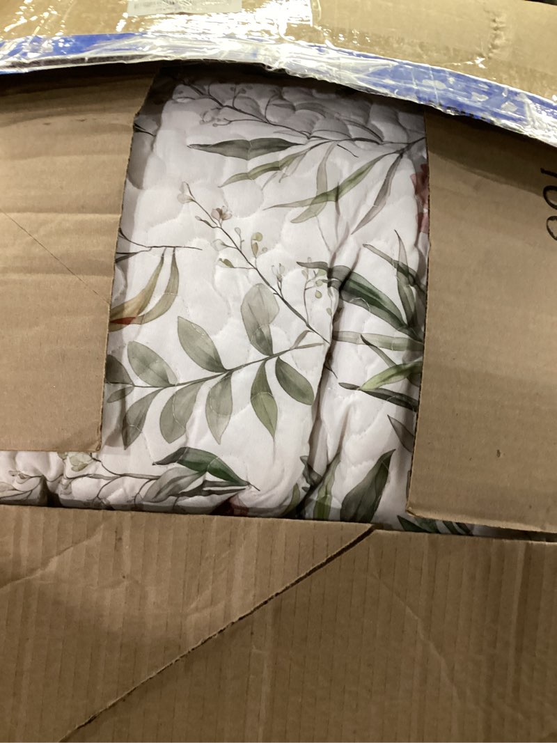 Condition photo showing As Is for exclusivo mezcla floral reversible california king size quilt bedding set | 3 pieces white bedspreads, watercolor-inspired botanical pattern, lightweight coverlets bed cover for all seasons (112"x104") watercolor cal king (112''x104'')