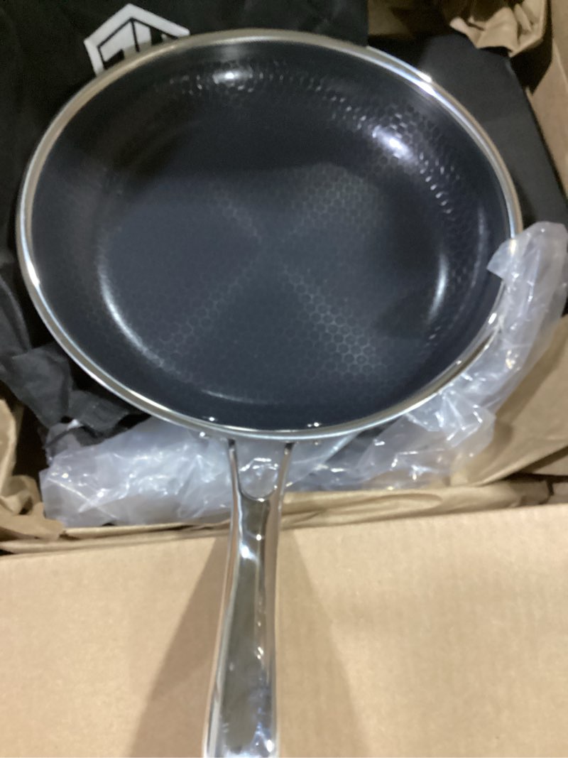 Condition photo showing Good Condition for hexclad hybrid nonstick 10-inch frying pan with tempered glass lid, stay-cool handle, dishwasher-friendly, oven-safe up to 900°f, induction ready, compatible with all cooktops pan + lid 10-inch